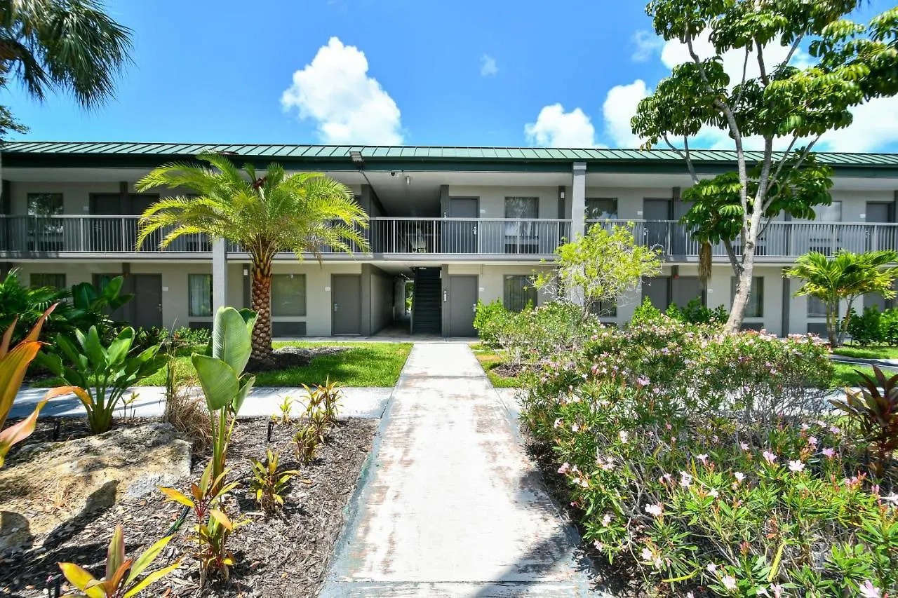 Aparthotel Sarasota Cay Club #612 - Heated Pool, Bunk Beds, Huge Tv, Tiki Bar, More!