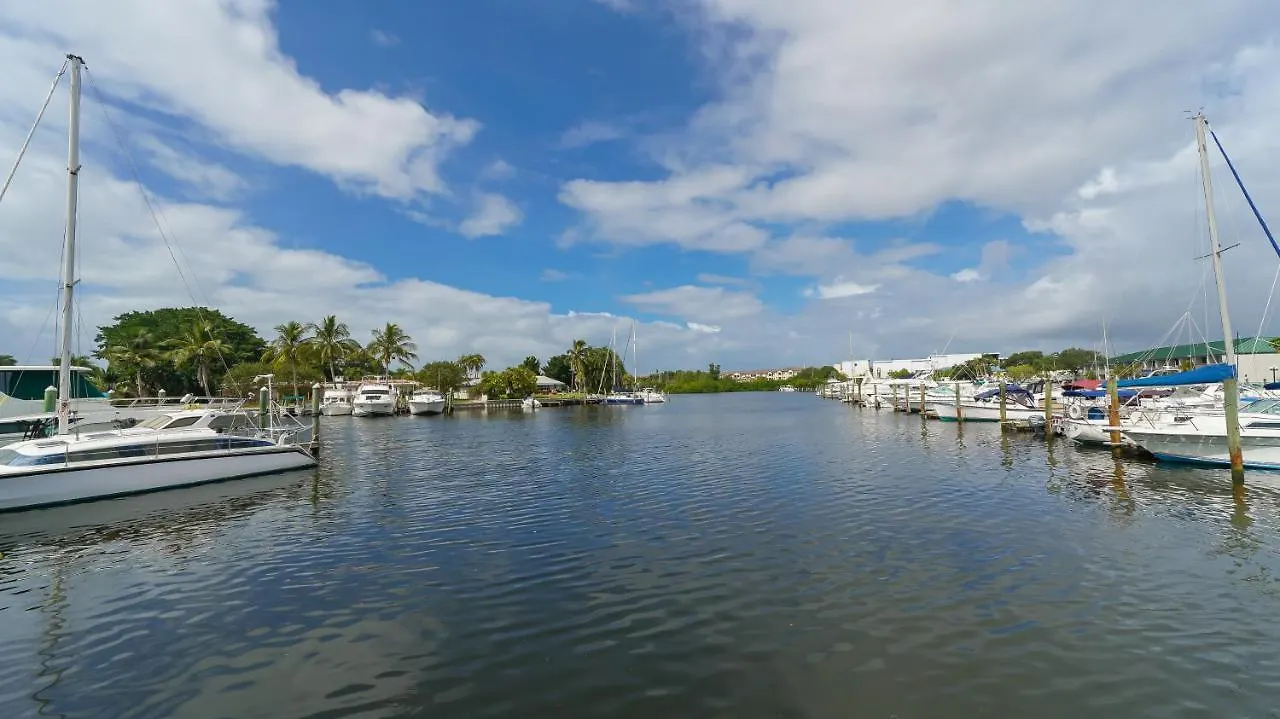 Sarasota Cay Club #612 - Heated Pool, Bunk Beds, Huge Tv, Tiki Bar, More! 0*,  United States