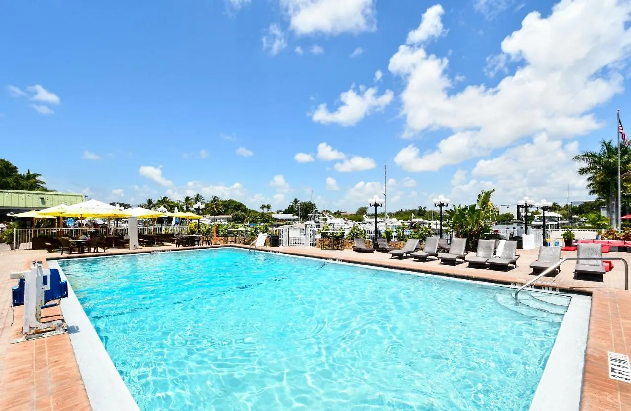 Aparthotel Sarasota Cay Club #612 - Heated Pool, Bunk Beds, Huge Tv, Tiki Bar, More!