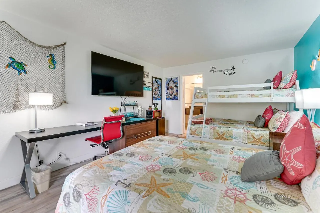 Aparthotel Sarasota Cay Club #612 - Heated Pool, Bunk Beds, Huge Tv, Tiki Bar, More! United States